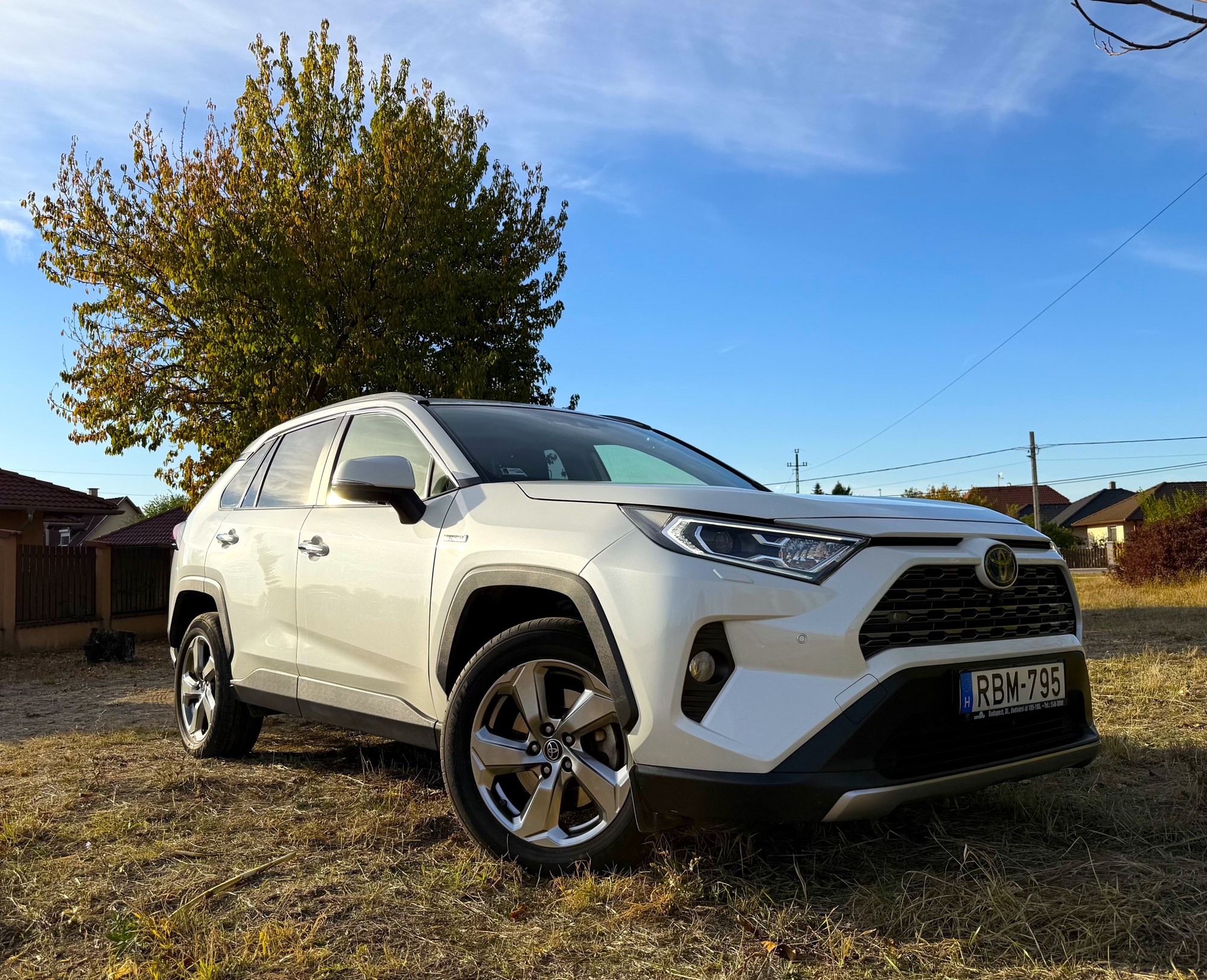 A fehér Toyota RAV4 Executive elölnézeti oldalképe